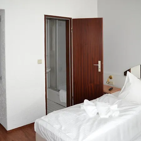 מלון Hotel - Pension Haubach 2*