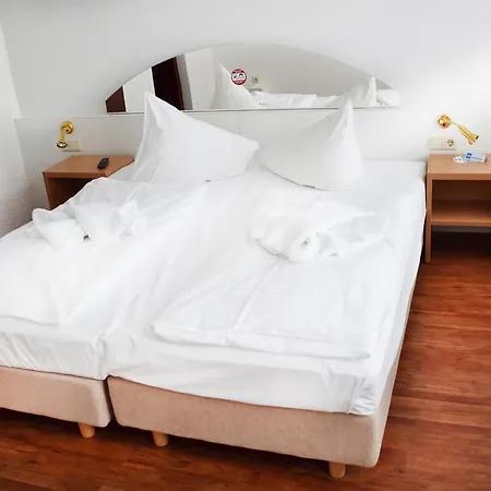 מלון Hotel - Pension Haubach