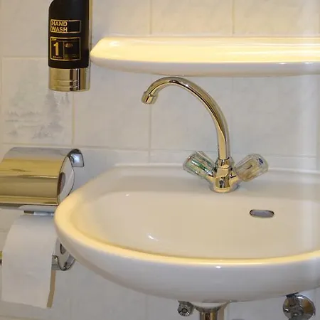 מלון Hotel - Pension Haubach 2*